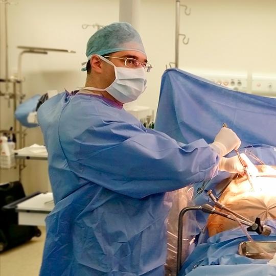 Dr. Rodrigo Yunes em cirurgia