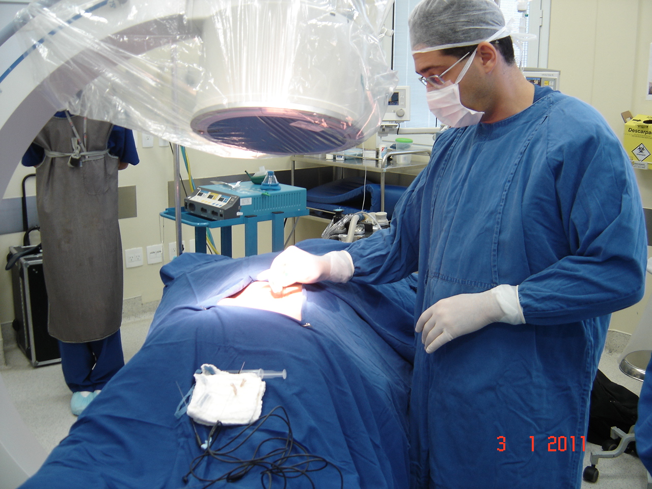 Nesta técnica, um eletrodo em forma de agulha é colocado sobre os pequenos nervos que transmitem a dor das articulações facetárias desgastadas